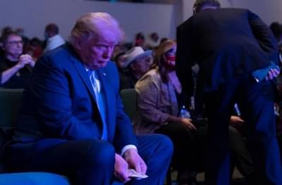 चांगल्या कामासाठी पैसे देण्याआधी नोटा मोजताना ट्रम्प, डोनाल्ड ट्रम्प यांच्या फोटोवर लोकांच्या मजेशीर कमेंट