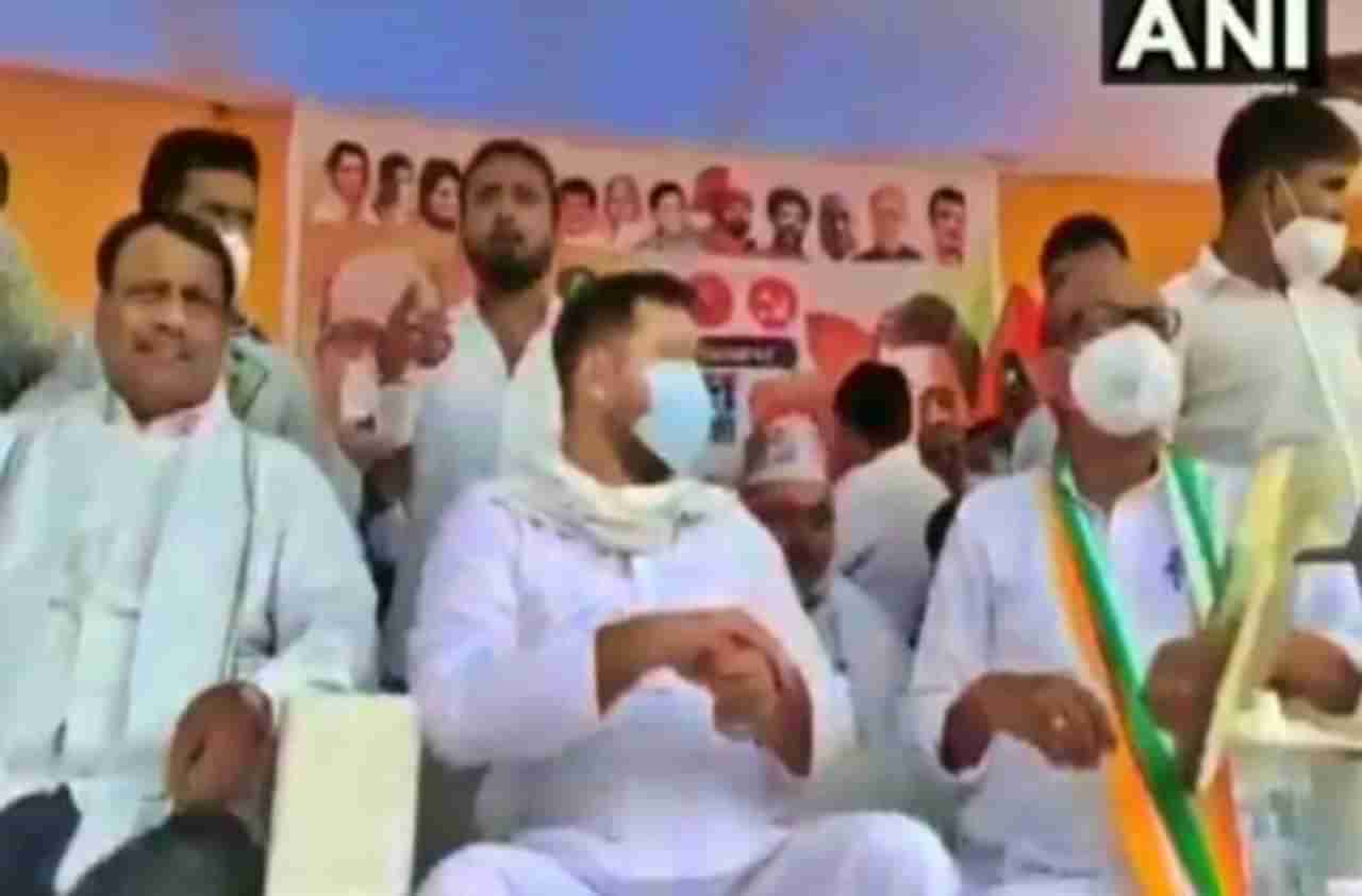 Bihar Election 2020: भर सभेत राजद नेते तेजस्वी यादव यांच्यावर चप्पल फेक