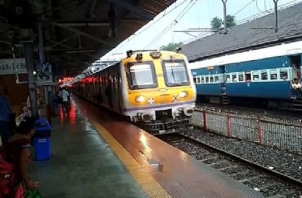 तांत्रिक अडचण दूर, हार्बर मार्गावरील लोकल सेवा पुन्हा सुरळीत तांत्रिक अडचण दूर, हार्बर मार्गावरील लोकल सेवा पुन्हा सुरळीत