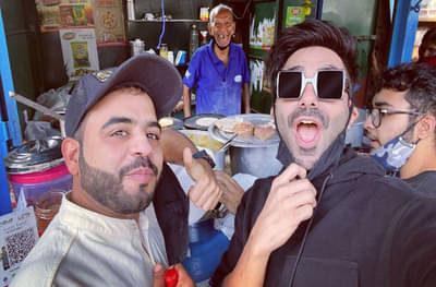 Baba Ka Dhaba | मटर पनीर खाण्यासाठी अपारशक्ती खुरानाची ‘बाबा का ढाबा’ला भेट!