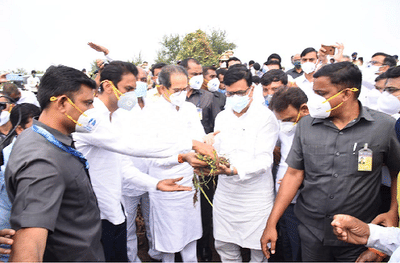 ठाकरे सरकारकडून नुकसानग्रस्त शेतकऱ्यांसाठी १० हजार कोटींंचं पॅकेज जाहीर, पण मदत नेमकी कशी मिळणार?