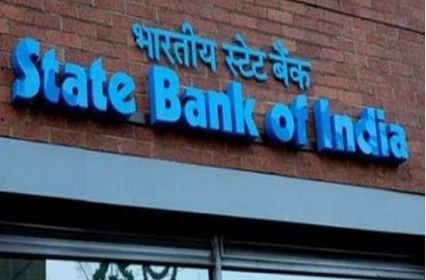  देशाची सगळ्यात मोठी सरकारी बँक म्हणजे स्टेट बँक ऑफ इंडिया कार खरेदी करण्यासाठी ग्राहकांना 7.70 ते 11.20 व्याज दरात लोन देत आहे. यासाठी प्रोसेसिंग फी 0.20 ते 0.50 टक्के आणि जीएसटी आहे.