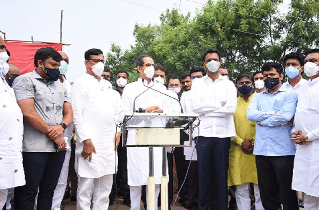 PHOTO | उद्धव ठाकरे शेतकऱ्यांच्या बांधावर, 80 टक्के पंचनामे पूर्ण झाल्याची माहिती