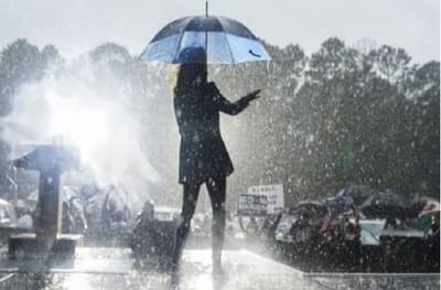 कमला हॅरिस यांचा पावसातील डान्सचा व्हिडीओ वायरल, ट्विटरवरही प्रतिक्रियांचा पाऊस