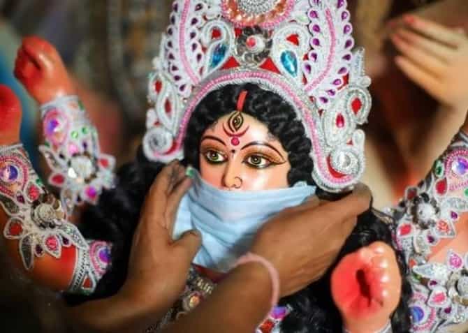 Navratri Photos: कुठं दुर्गा मातेच्या मूर्तीला मास्क, तर कुठे वादळग्रस्तांच्या फोटोंसह आदरांजली