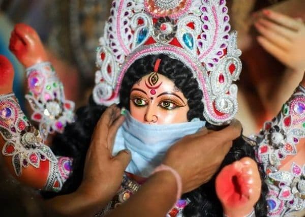 Navratri Photos: कुठं दुर्गा मातेच्या मूर्तीला मास्क, तर कुठे वादळग्रस्तांच्या फोटोंसह आदरांजली