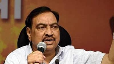 प्रवीण दरेकर आणि राधाकृष्ण विखे यांना काय चॉकलेट देऊन आणलं का?