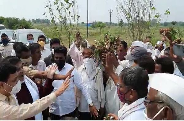 लवकरात लवकर भरपाई द्या; नासलेली पिकं घेऊन संतप्त शेतकऱ्यांनी हसन मुश्रीफ यांची गाडी अडवली लवकरात लवकर भरपाई द्या; नासलेली पिकं घेऊन संतप्त शेतकऱ्यांनी हसन मुश्रीफ यांची गाडी अडवली