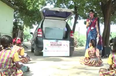 ऑनलाइन शिक्षण घेता येत नसल्यामुळे शिक्षण रथातून धडे; शहादा येथील दाम्पत्याचा स्तुत्य उपक्रम