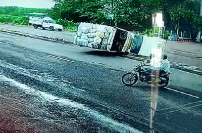 पीकअपच्या भीषण अपघातात दुचाकीस्वारांनी दिला मृत्यूला चकवा, थरकाप उडवणारं CCTV फूटेज