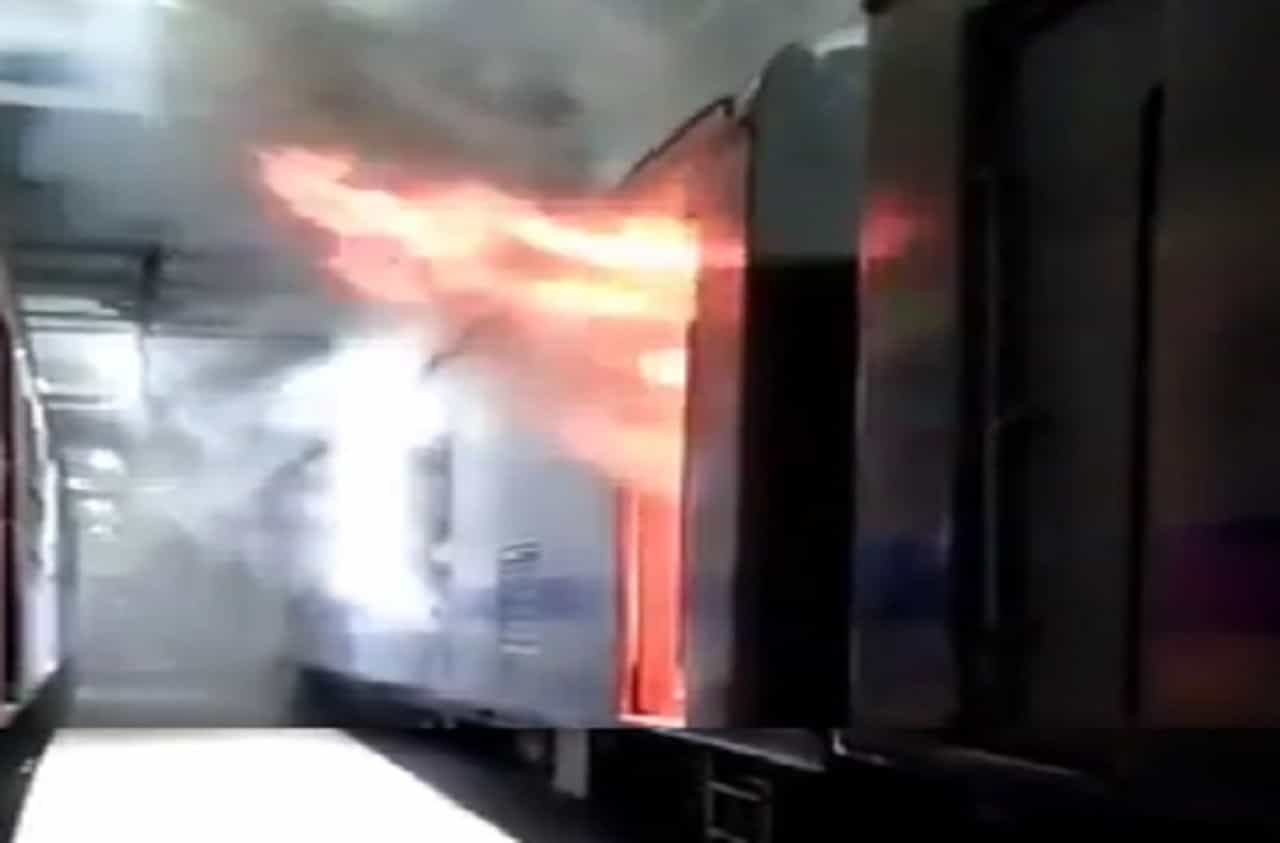 वातानुकूलित रेल्वेच्या डब्याला आग; पश्चिम रेल्वेची एसी लोकल सेवा आज बंद