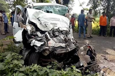 बस आणि इनोव्हा कारची भीषण धडक, चौघेजण जागीच ठार, 3 गंभीर जखमी