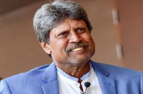 भारतीय संघाचे माजी कर्णधार कपिल देव यांना हृदयविकाराचा झटका आला आहे. कपिल देव यांच्यावर दिल्लीतील रुग्णालयात अँजिओप्लास्टी होत आहे.
