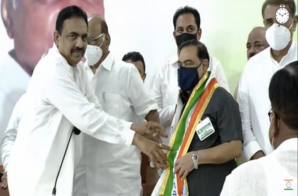 राष्ट्रवादी काँग्रेस नेत्यांच्या उपस्थितीत ज्येष्ठ नेते एकनाथ खडसे यांनी आज राष्ट्रवादी पक्षात प्रवेश केला आहे.