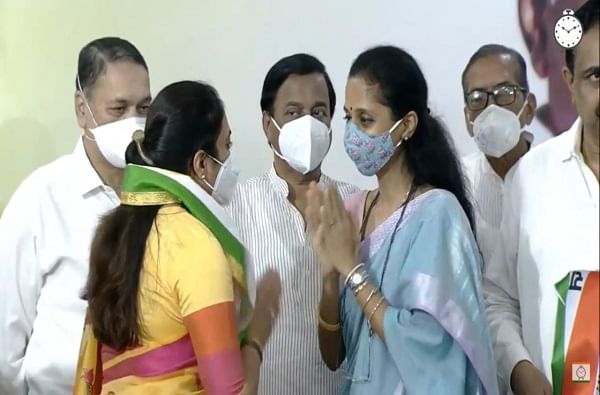 खडसेंसोबत त्यांची मुलगी रोहिणी खडसे यांनी देखील राष्ट्रवादीत प्रवेश घेतला. खासदार सुप्रिया सुळेंनी त्यांचं पक्षात स्वागत केलं. 