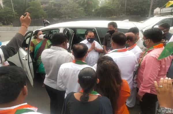 राष्ट्रवादी काँग्रेसमध्ये प्रवेश केल्यानंतर ज्येष्ठ नेते एकनाथ खडसे मुंबईहून जळगावला जात आहेत. राष्ट्रवादीच्या कार्यकर्त्यांकडून ठिकठिकाणी त्यांचे स्वागत करण्यात येत आहे.