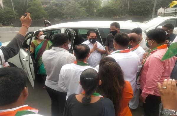 राष्ट्रवादी काँग्रेसमध्ये प्रवेश केल्यानंतर ज्येष्ठ नेते एकनाथ खडसे मुंबईहून जळगावला जात आहेत. राष्ट्रवादीच्या कार्यकर्त्यांकडून ठिकठिकाणी त्यांचे स्वागत करण्यात येत आहे.