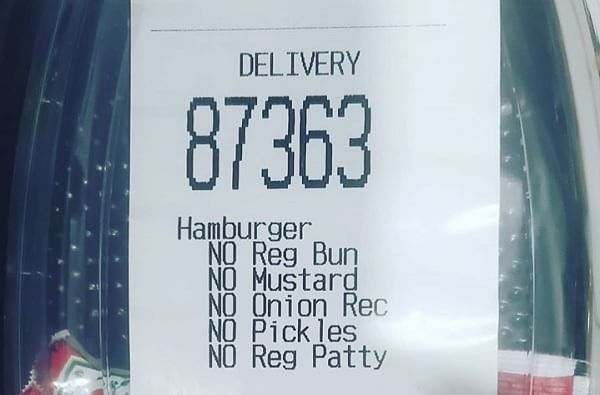 महिलेने ऑर्डर केलं बर्गर तर दुकानदाराने पाठवलं फक्त केचअप, कारण वाचून पोट धरून हसाल