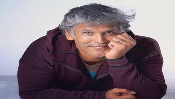 प्रत्येकाला परफेक्ट बॉडी हवी असते आणि त्यासाठी भरपूर मेहनतही घ्यावी लागते. प्रत्येक व्यक्ती त्यासाठी मेहनत करत असते.अभिनेता आणि मॉडेल मिलिंद सोमणत्याच्या फिटनेससाठी ओळखला जातो.