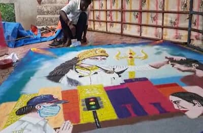PHOTO : माझे कुटुंब, माझी जबाबदारी, अकोल्यातील कलाकाराची 20 फुटांची रांगोळी