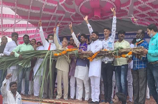 पंकजा मुंडेंनी दुसऱ्या कोणाची तरी भाषा बोलू नये; ऊसतोड कामगारांची अवस्था पाहा- प्रकाश आंबेडकर