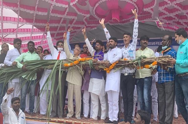 पंकजा मुंडेंनी दुसऱ्या कोणाची तरी भाषा बोलू नये; ऊसतोड कामगारांची अवस्था पाहा- प्रकाश आंबेडकर