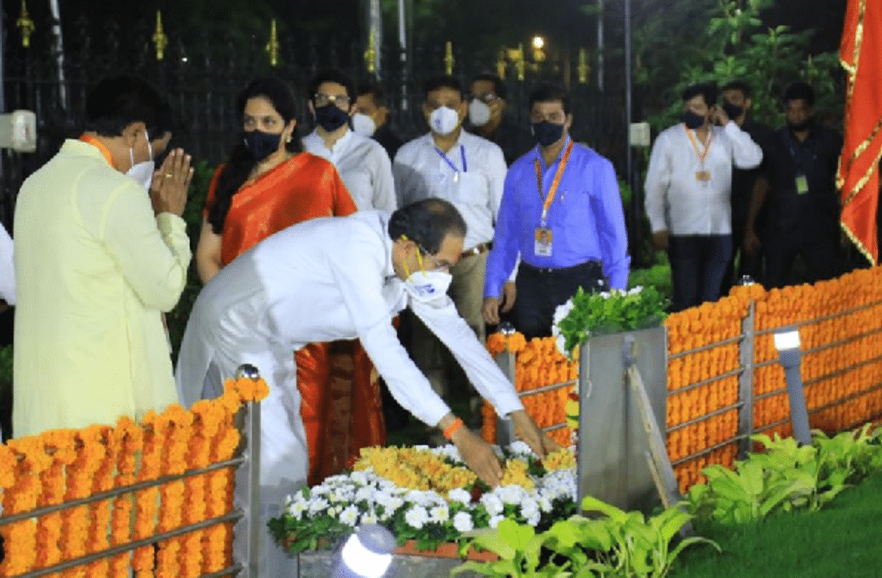 मुंबईतील शिवतीर्थावर ऐतिहासिक असा शिवसेनेचा दसरा मेळावा पार पडला. यावेळी मुख्यमंत्री उद्धव ठाकरे यांनी शिवसेना प्रमुख बाळासाहेब ठाकरे यांच्या स्मृतींना अभिवादन केले.