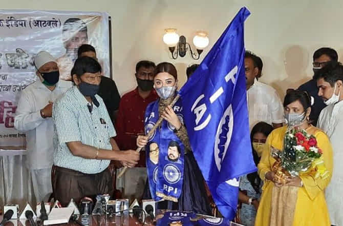 Payal Ghosh | रामदास आठवलेंचा पाठिंबा, अभिनेत्री पायल घोषच्या हाती ‘आरपीआय’चा झेंडा!