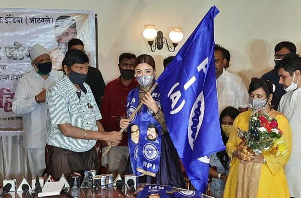Payal Ghosh | रामदास आठवलेंचा पाठिंबा, अभिनेत्री पायल घोषच्या हाती ‘आरपीआय’चा झेंडा!