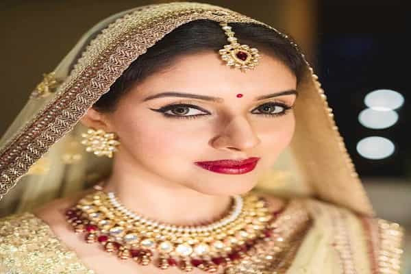 बॉलिवूड आणि टॉलिवूडमध्ये अनेक सुपरहिट चित्रपट देणारी अभिनेत्री असिनचा आज वाढदिवस आहे. 26 ऑक्टोबर 1985 मध्ये कोची येथे जन्मलेल्या असिनने बॉलिवूडमध्ये सलमान खान, आमिर खान, अजय देवगण आणि अक्षय कुमार या चारही मोठ्या नायकांसोबत चित्रपटांमध्ये काम केलं आहे. विशेष म्हणजे हे चारही चित्रपट बॉक्स ऑफिसवर सुपरहिट ठरले आहेत.