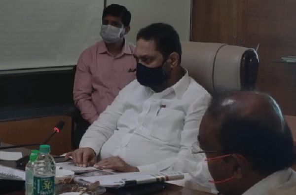 मुंबईत वीज पुरवठ्याची जबाबदारी तुमची, चुका मान्य करा, ऊर्जामंत्री नितीन राऊत अधिकाऱ्यांवर भडकले