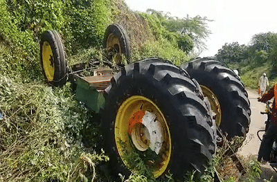 कुत्र्याला वाचवणं जिवावर बेतलं, 17 वर्षीय मुलाचा ट्रॅक्टरखाली चिरडून मृत्यू, कुटुंबियांवर शोककळा