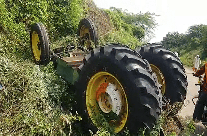 कुत्र्याला वाचवणं जिवावर बेतलं, 17 वर्षीय मुलाचा ट्रॅक्टरखाली चिरडून मृत्यू, कुटुंबियांवर शोककळा