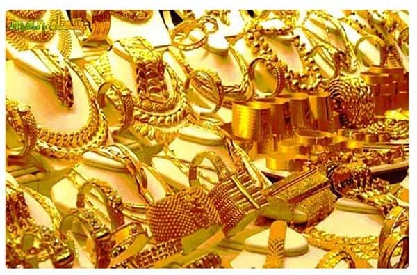 दसऱ्याच्या दुसऱ्या दिवशी म्हणजेच सोमवारी मल्टी कमोडिटी एक्सचेंज(MCX)वर सोनं आणि चांदीच्या किमतींमध्ये घसरण झाल्याचं पाहायला मिळालं. त्यामुळे सणासुदीत ग्राहक आणि गुंतवणूकदारांसाठी ही अतिशय आनंदाची बातमी आहे.