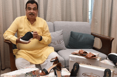 नितीन गडकरींचा अभिनव उपक्रम, खादीचे चप्पल-बूट लाँच