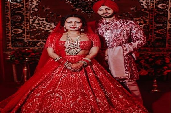 नेहानं लाल रंगाचा लेहंगा परिधान केला आहे तर रोहनप्रीतनंही लाल रंगाचाच कुर्ता परिधान केला आहे.