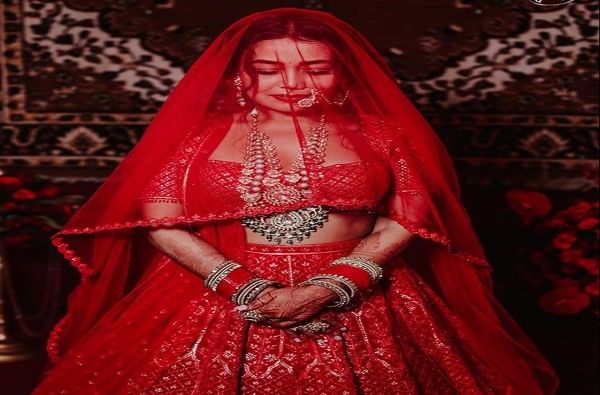 आता या दोघांनी त्यांच्या नाईट वेडिंगचे फोटो सोशल मीडियावर शेअर केले आहेत. 