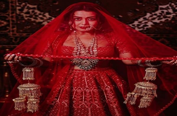 या लाल रंगाच्या लेहंग्यानं नेहाच्या सौंदर्याला चार चाँद लावलेत.