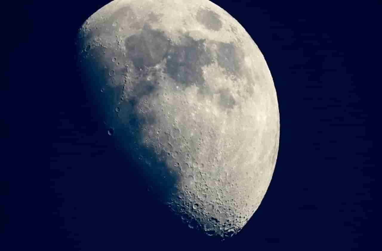 चंद्राच्या पृष्ठभागावर सापडलं पाणी; नासाच्या शास्त्रज्ञांची मोठी घोषणा