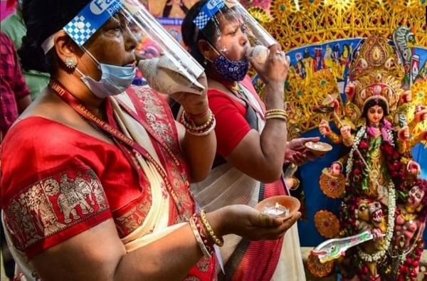 नवरात्रीच्या मुहूर्तावर देशभरात दुर्गा पूजा उत्साहात करण्यात आली. या दरम्यान बंगाली महिलांनी त्यांच्या परंपरेप्रमाणे हा सण साजर केला.