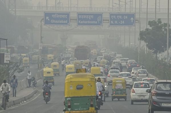 दिल्लीतील प्रदूषण नियंत्रण समितीच्या माहितीनुसार सोमवारी सकाळी शहरातील हवेची गुणवत्ता (AQI) 405 होती.