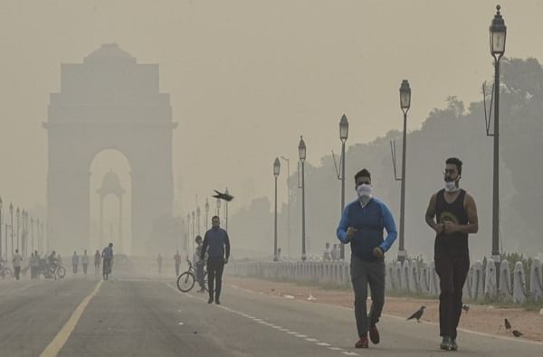 दसऱ्याच्या पार्श्वभूमीवर सोमवारी पहाटे दिल्लीतील काही भागांमध्ये प्रदूषणाचा स्तर ‘गंभीर’ श्रेणीमध्ये होता.