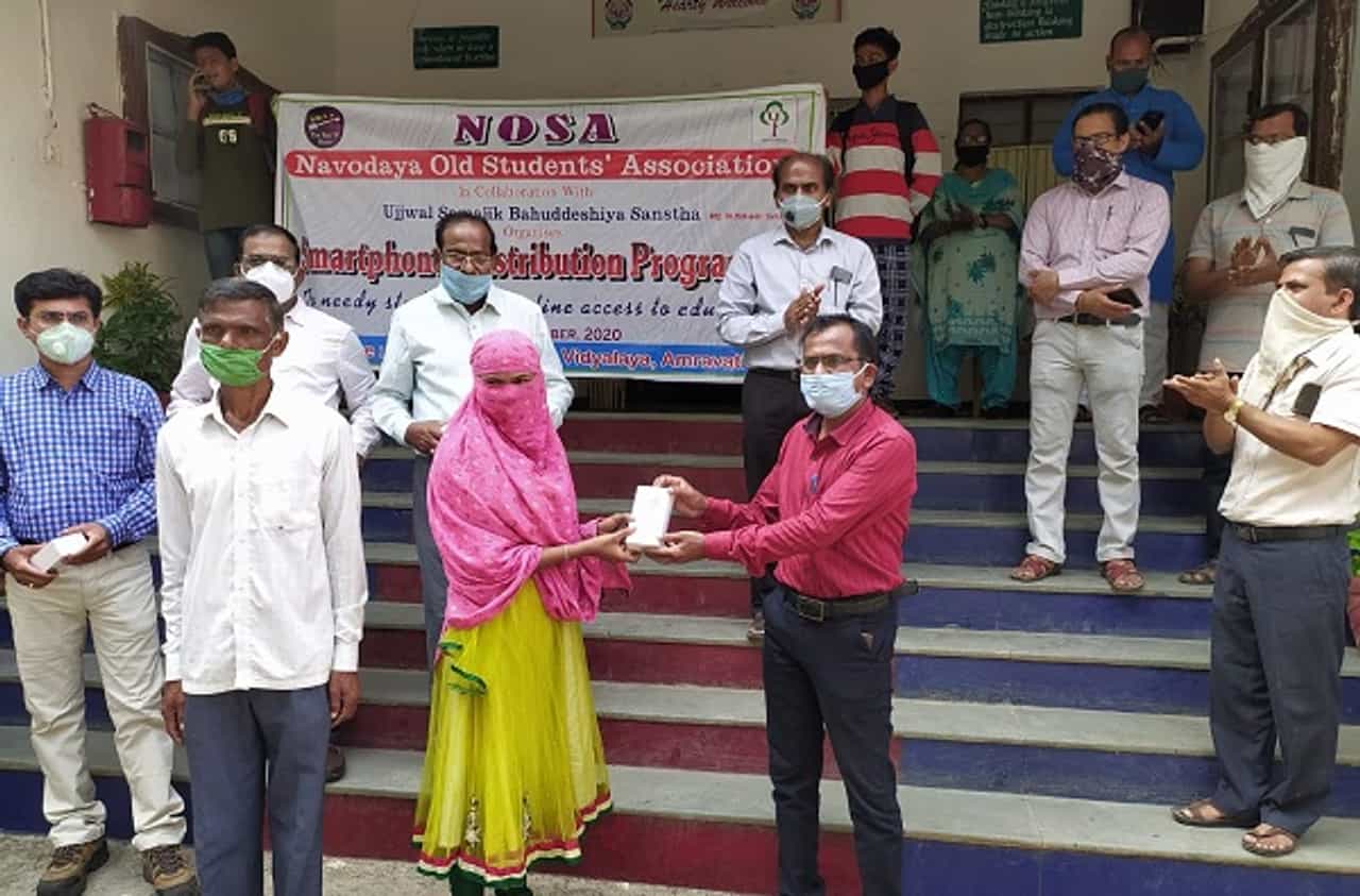 गरजू विद्यार्थ्यांना ऑनलाईन शिक्षणासाठी मोफत मोबाईल वाटप