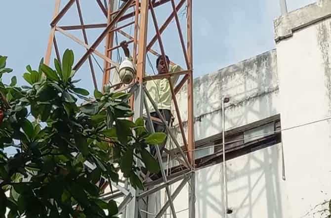 सोलापुरात शेतकऱ्याचे शोले स्टाईल आंदोलन, टॉवरवरुन खाली उतरवताना प्रशासनाच्या नाकीनऊ