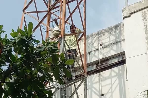 सोलापुरात शेतकऱ्याचे शोले स्टाईल आंदोलन, टॉवरवरुन खाली उतरवताना प्रशासनाच्या नाकीनऊ