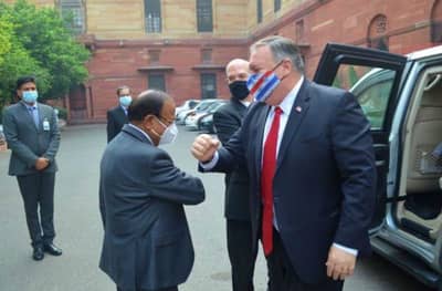 अजित डोभाल यांच्याकडून हात मिळवण्याऐवजी अमेरिकेच्या मंत्र्यांचं खास शैलीत स्वागत