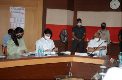 ऊसतोड मजुरांसाठी कट्टर विरोधक भावंडांमध्ये गोडवा, पंकजा-धनंजय मुंडे 1 वर्षानंतर एकत्र