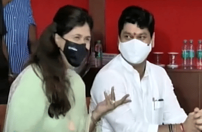 PHOTOS : तब्बल 1 वर्षानंतर पंकजा मुंडे-धनंजय मुंडे भेट, दोघांच्याही चेहऱ्यावर मुस्कान!