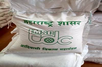 सरकारकडून आदिवासींची क्रूर चेष्टा, अळ्या पडलेल्या आणि सडक्या तांदळाचे वाटप