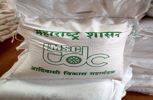 सरकारकडून आदिवासींची क्रूर चेष्टा, अळ्या पडलेल्या आणि सडक्या तांदळाचे वाटप सरकारकडून आदिवासींची क्रूर चेष्टा, अळ्या पडलेल्या आणि सडक्या तांदळाचे वाटप